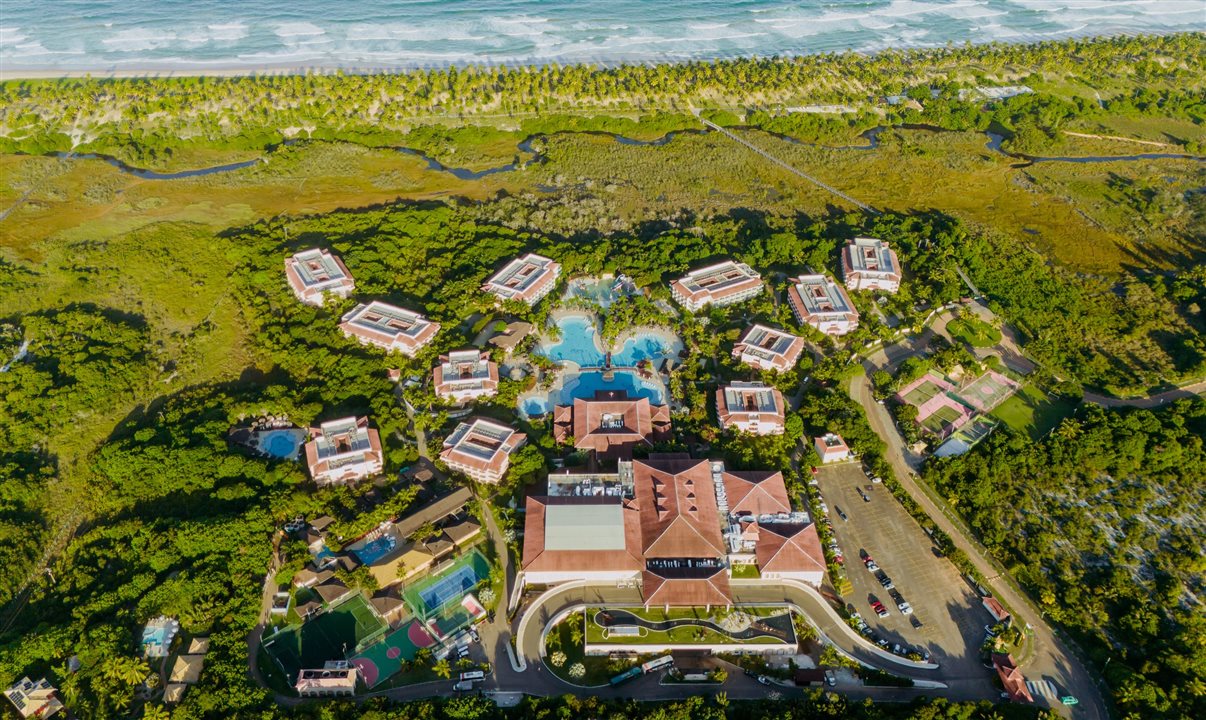A experiência é complementada por uma área exclusiva à beira-mar, reservada aos hóspedes da categoria, com acesso ao The Sand Castle Beach Bar
