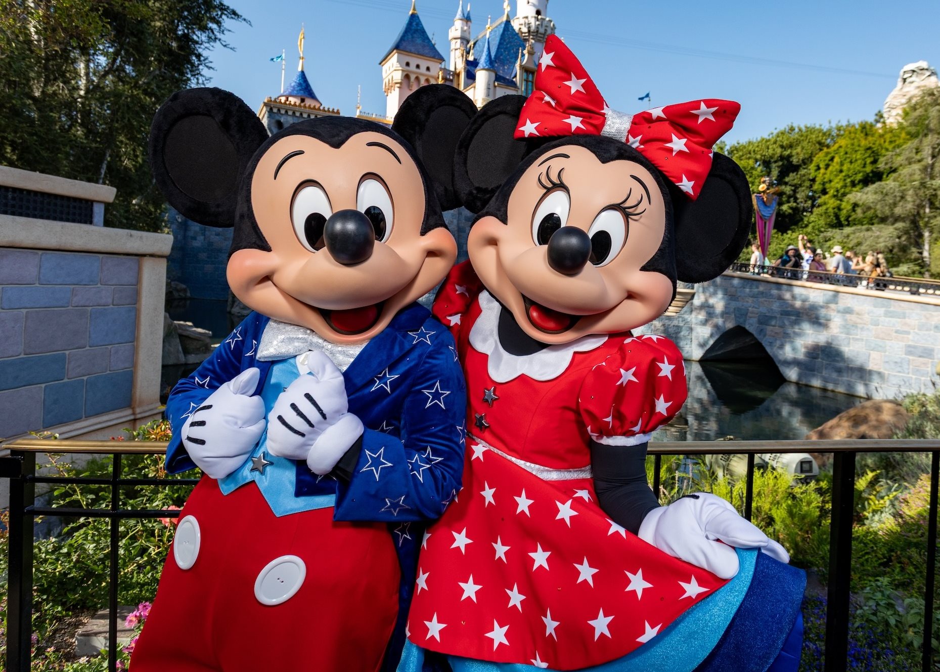 Mickey e Minnie caracterizados para o feriado