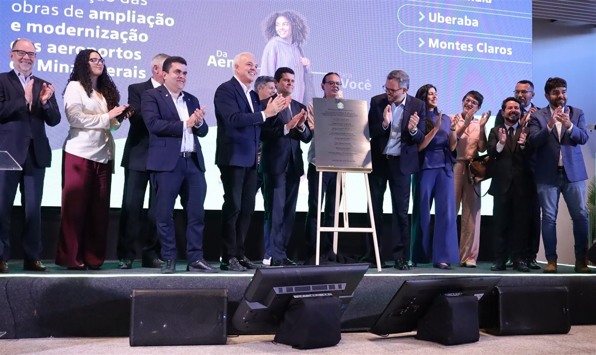 Diretor-presidente da Aena Brasil, Santiago Yus, e o Ministro de Portos e Aeroportos, Tomé Franca, ao lado de outras autoridades e representantes da concessionária