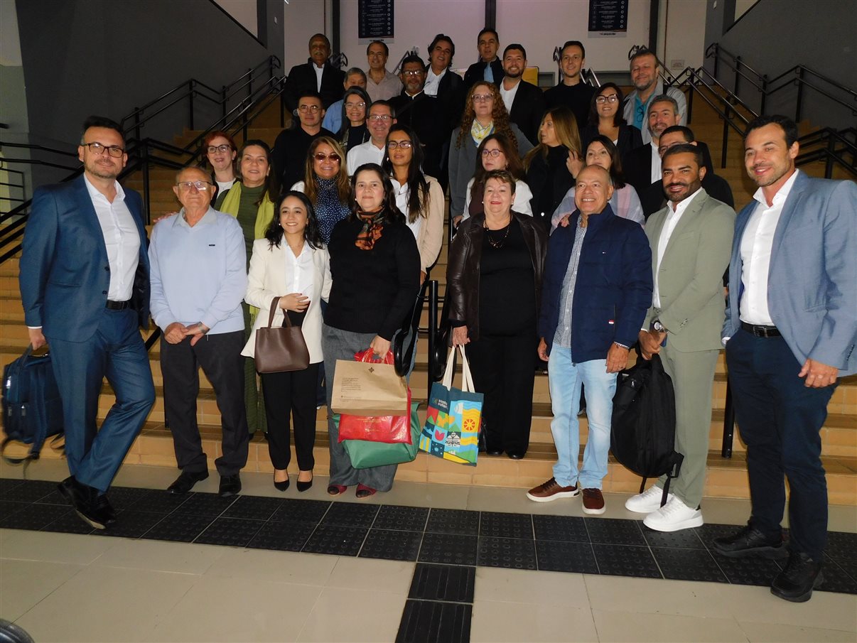 Lideranças das Abavs estaduais e da Abav Nacional junto a autoridades do Turismo no centro de eventos Expoville