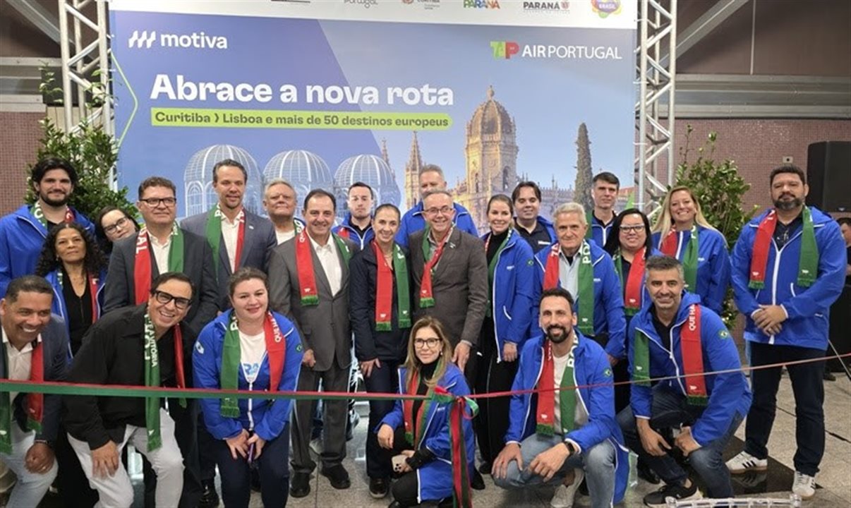 Autoridades no corte da fita que inaugurou a nova rota