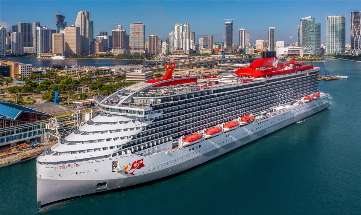 A embarcação, o Scarlet Lady, da companhia de cruzeiros Virgin Voyages, deve receber cerca de 1,9 mil passageiros