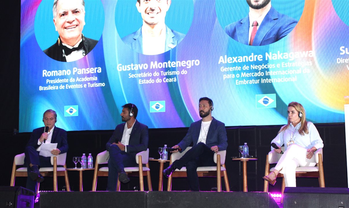 Romano Pansera, da Academia Brasileira de Eventos e Turismo, mediou painel com Gustavo Montenegro (Setur Ceará), Alexandre Nakagawa (Embratur) e Suemy Vasconcelos (Visite Ceará)