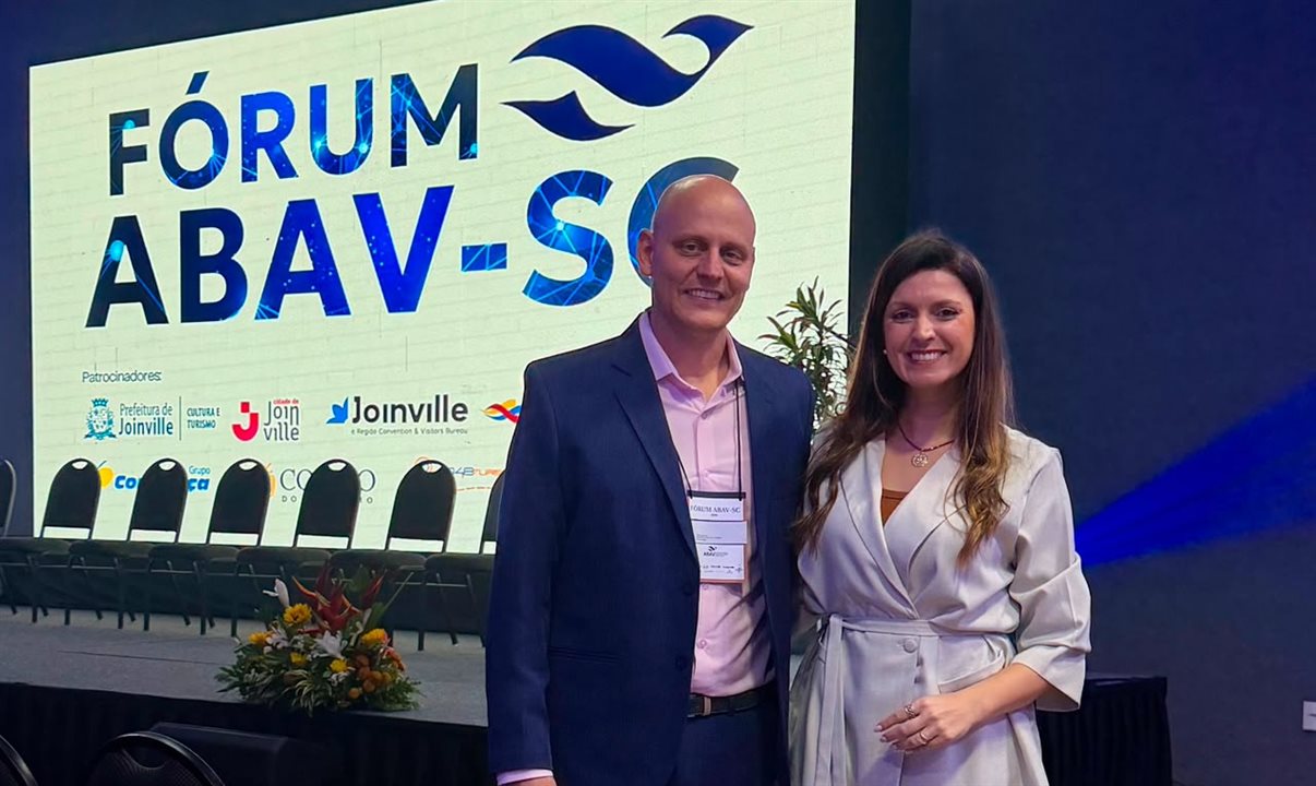 Thiago Bertola, presidente da Abav-SC, e Thais Medina, empresária e especialista em Marketing