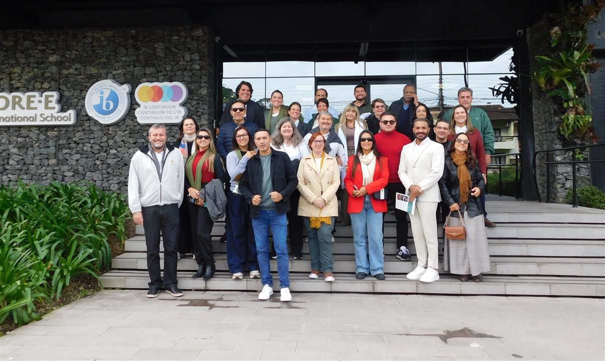 Parte do grupo em frente à entrada do Musicarium