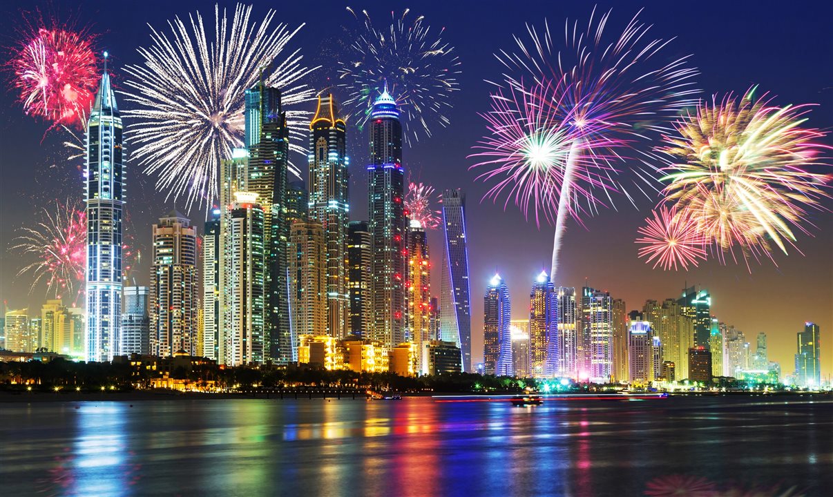 Foi justamente para atender a essa demanda que surgiram novos itinerários híbridos, capazes de unir a atmosfera europeia das festas de fim de ano ao fascínio de destinos internacionais de longa distância