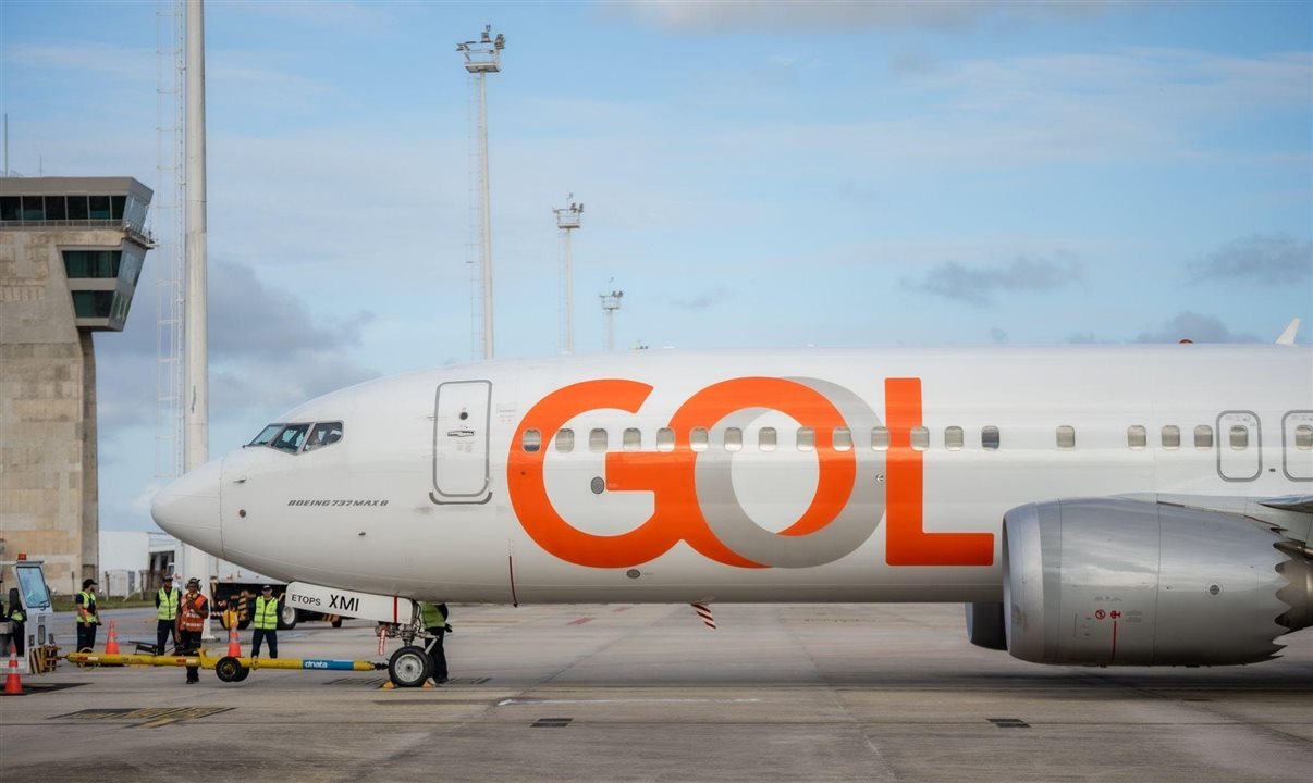 O Boeing 737 da Gol, com capacidade para 176 passageiros (em configuração internacional), na pista do Aeroporto de Natal antes da decolagem rumo a Montevidéu