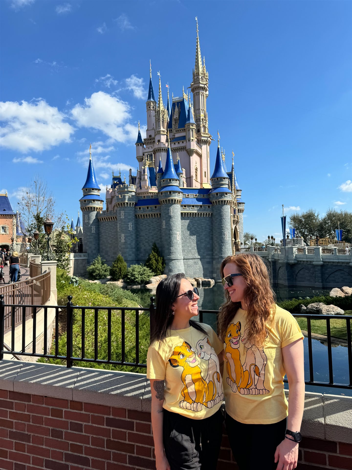 Lidiane e sua esposa visitam o Magic Kingdom