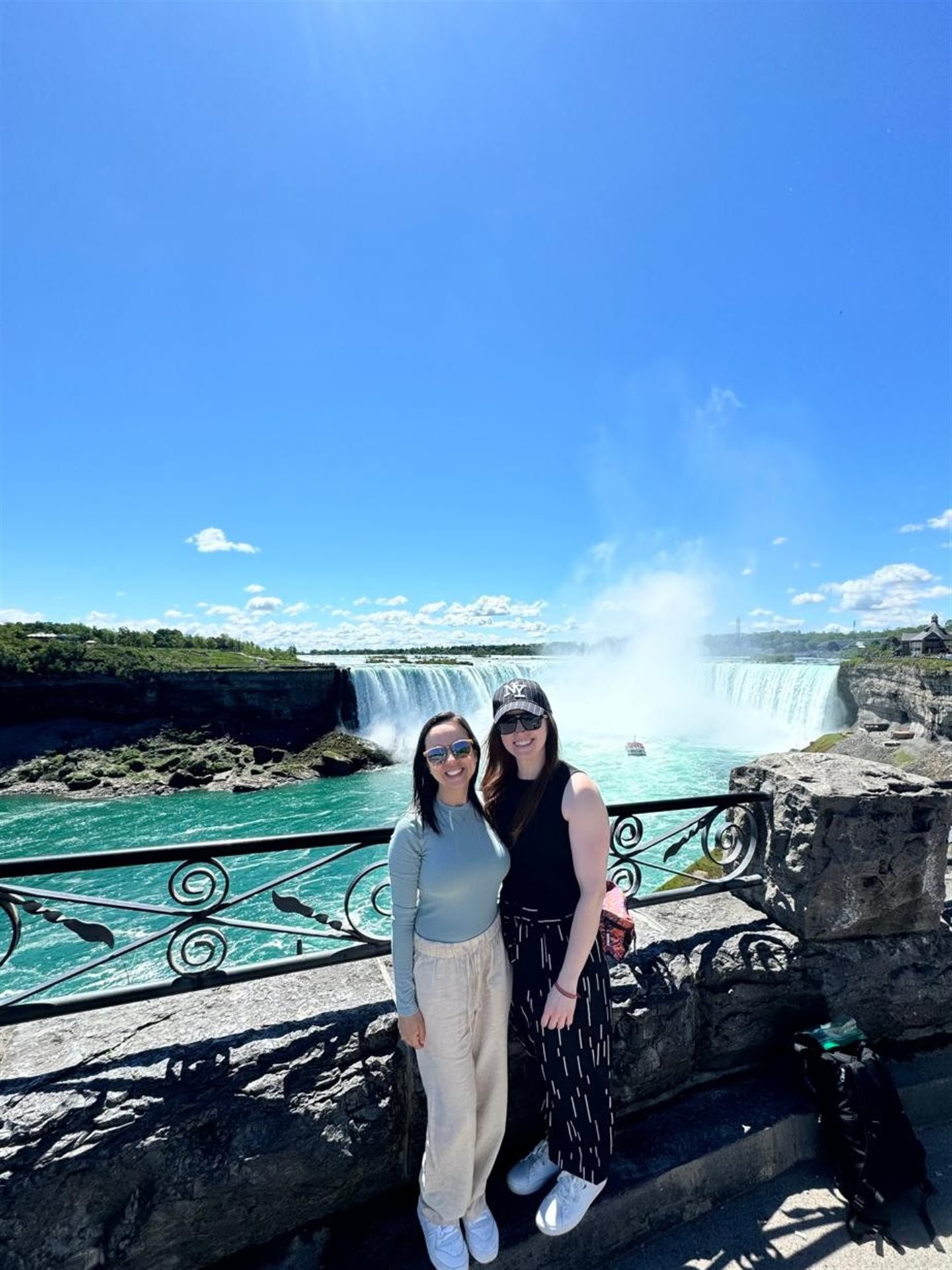 A influenciadora e sua esposa nas Cataratas do Niagara