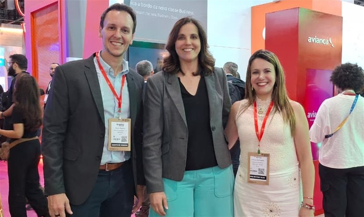 Ana Biselli, secretária de Turismo e Viagens do Estado de São Paulo, entre Bruno Waltrick e Juliana Assumpção, presidente e diretora executiva da Abav-SP, respectivamente