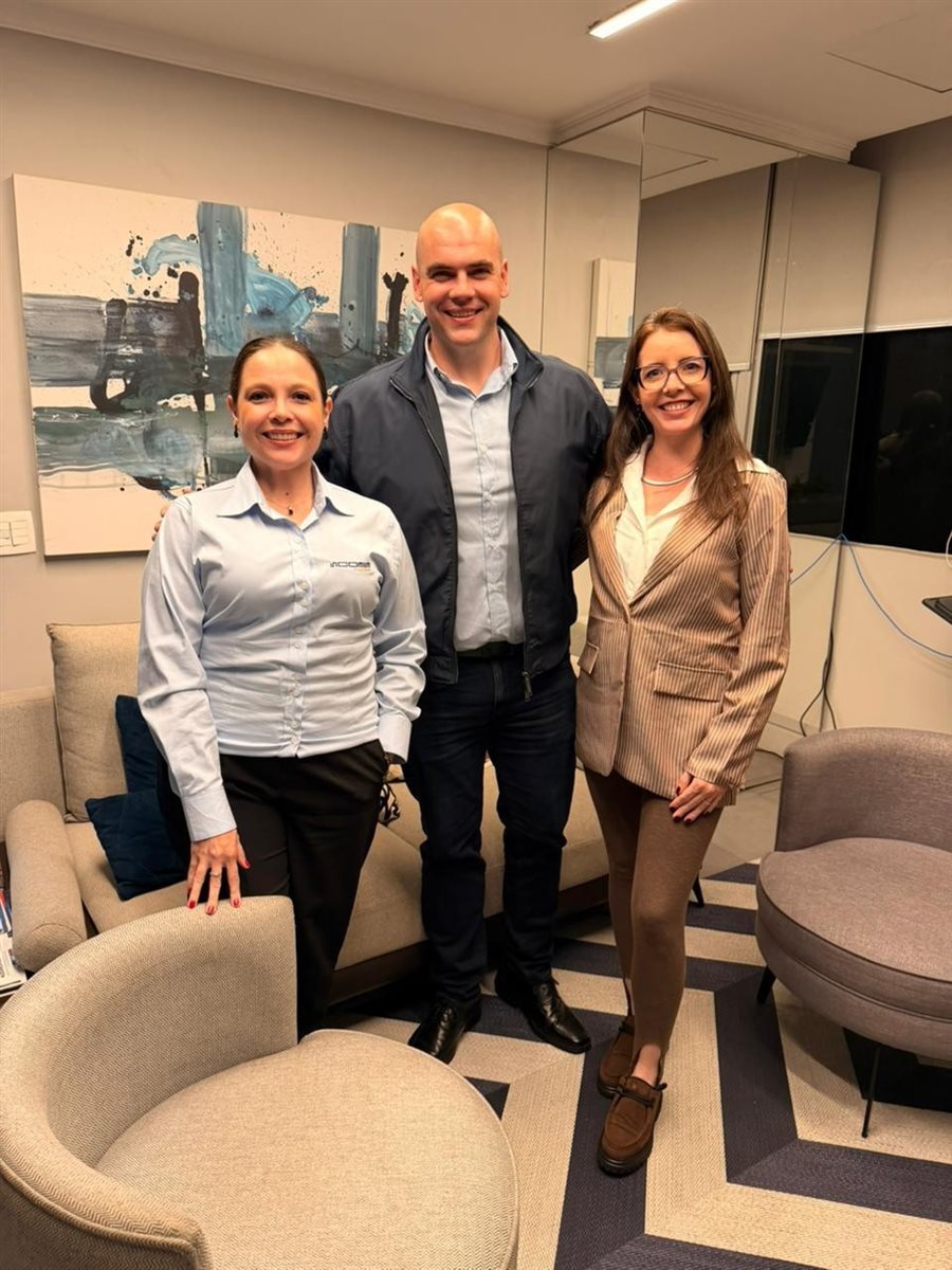 Marilia Zazzera, Vitor Santos e Aline Pimenta, da Incomum Viagens