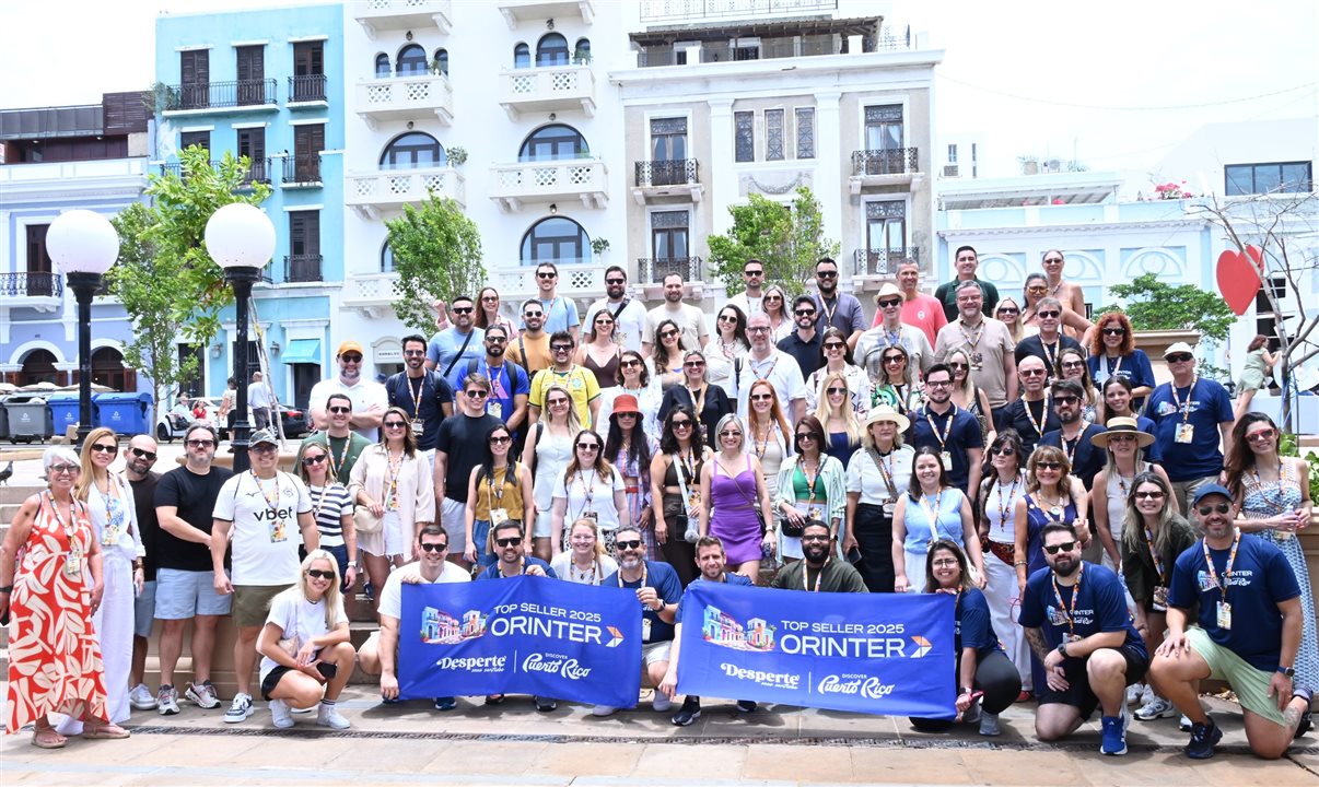 Grupo reunido na Plaza Colón antes do tour gastronômico que une história de Porto Rico com sua culinária de raízes indígenas, europeias e africanas