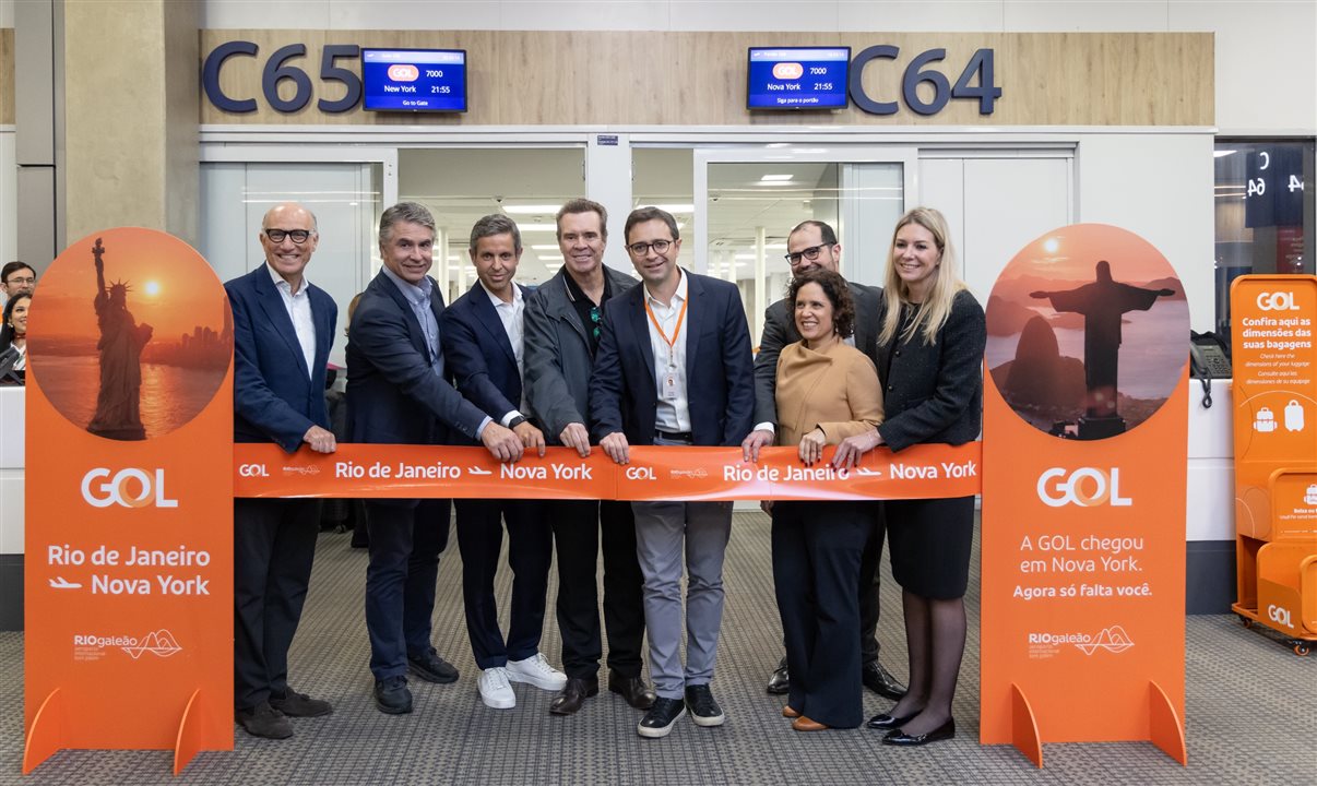 Sidney Levy, presidente da InvestRio; Alexandre Monteiro, CEO da RIOgaleão; Enrique Saiz, CEO da Wamos Air; Joaquim Constantino, cofundador da Gol e conselheiro do Grupo Abra; Celso Ferrer, CEO da Gol; Cristiana Lapa, VP Jurídica e de Compliance da Gol; Mateus Pongeluppi, VP Comercial da Gol; e Renata Fonseca, VP de Relações Institucionais e Governamentais da Gol