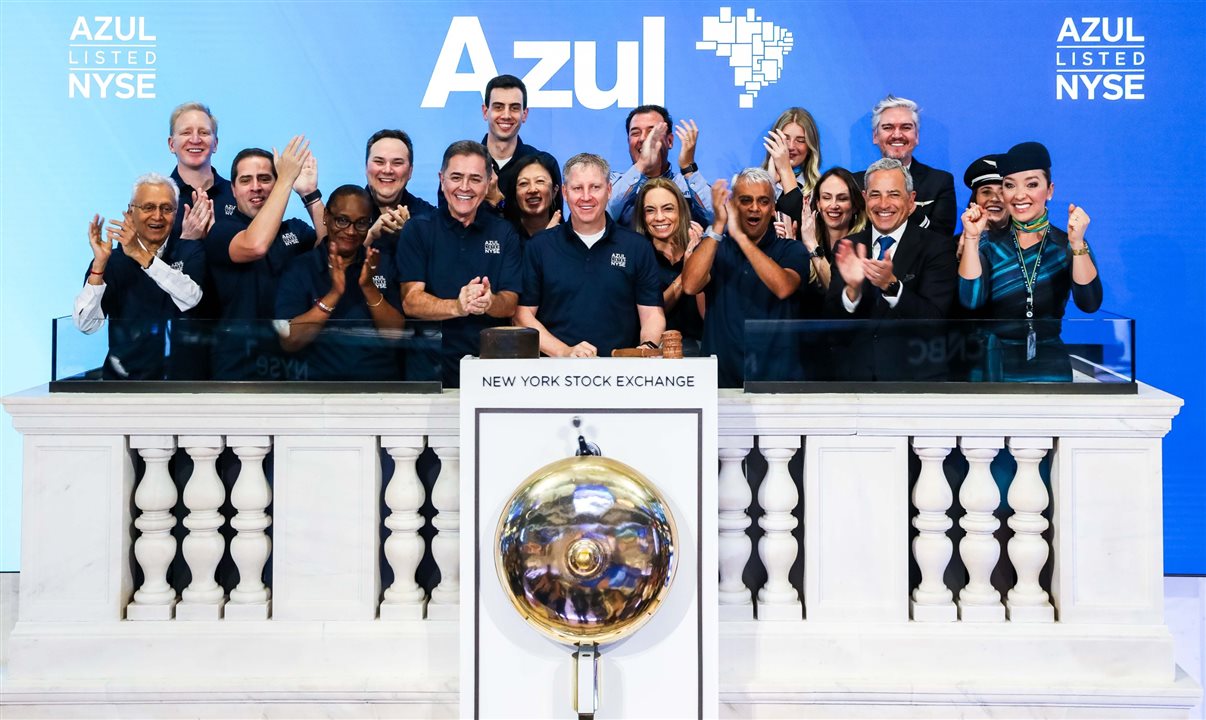 O toque do sino reuniu executivos da Azul e tripulantes de diferentes áreas da companhia