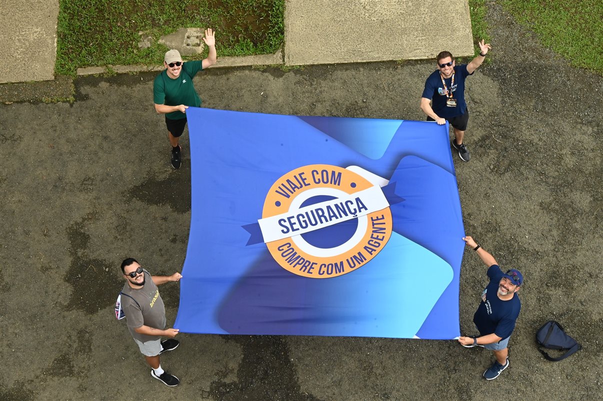 Orinter estica bandeira no El Yunque National Forest. Na foto: Pedro Santoro, da Santoro Viagens, Eduardo Vansan, da Orinter, Marcos Cardoso, da Agora Tour, e Jorge Souza, da Orinter
