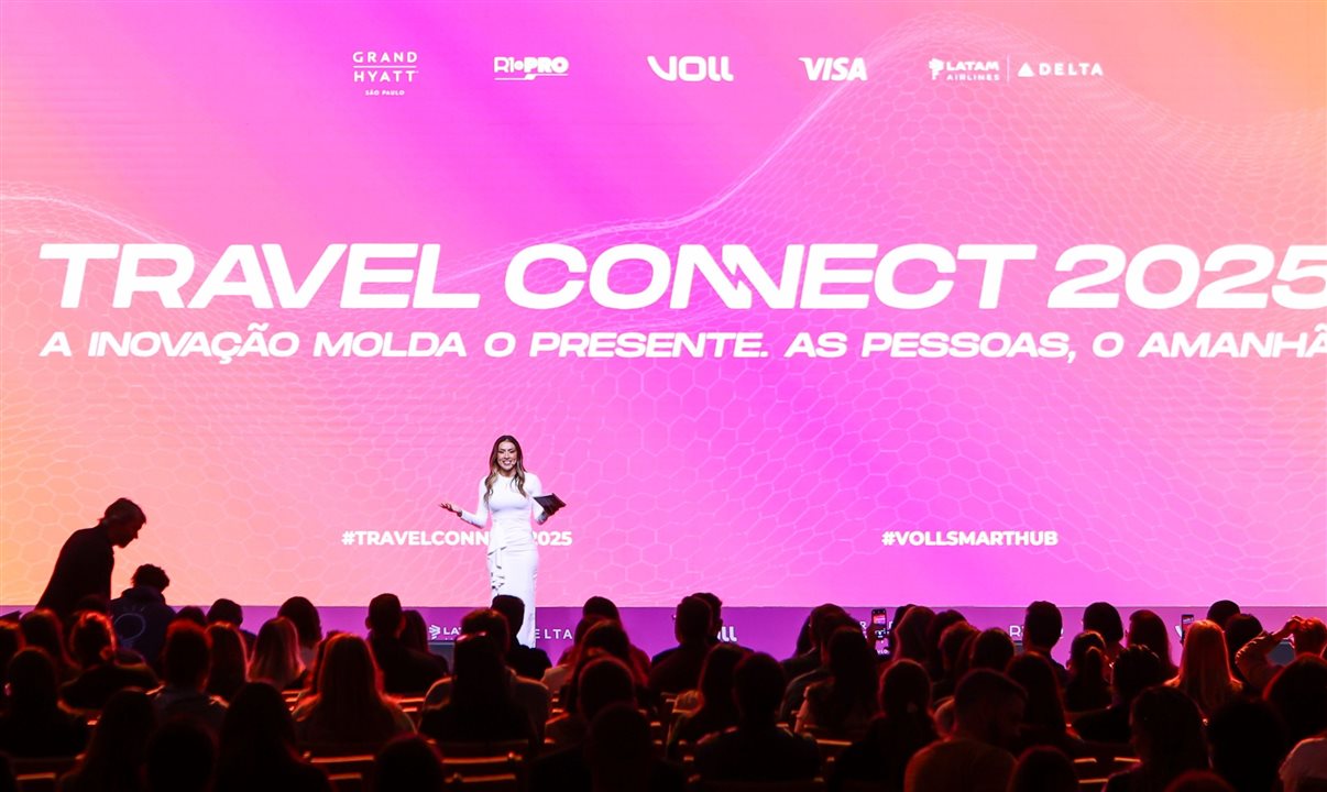 Jordana Souza, cofundadora da VOLL, no palco da arena de conteúdo na última edição do Travel Connect, em 2025, em São Paulo