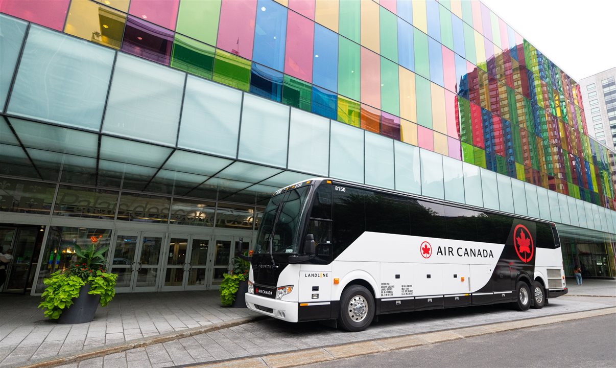 Ônibus Prevost, fabricados em Quebec, têm 48 poltronas de couro reclináveis com maior espaço para as pernas. A operação é realizada pela empresa quebequense Autobus Galland