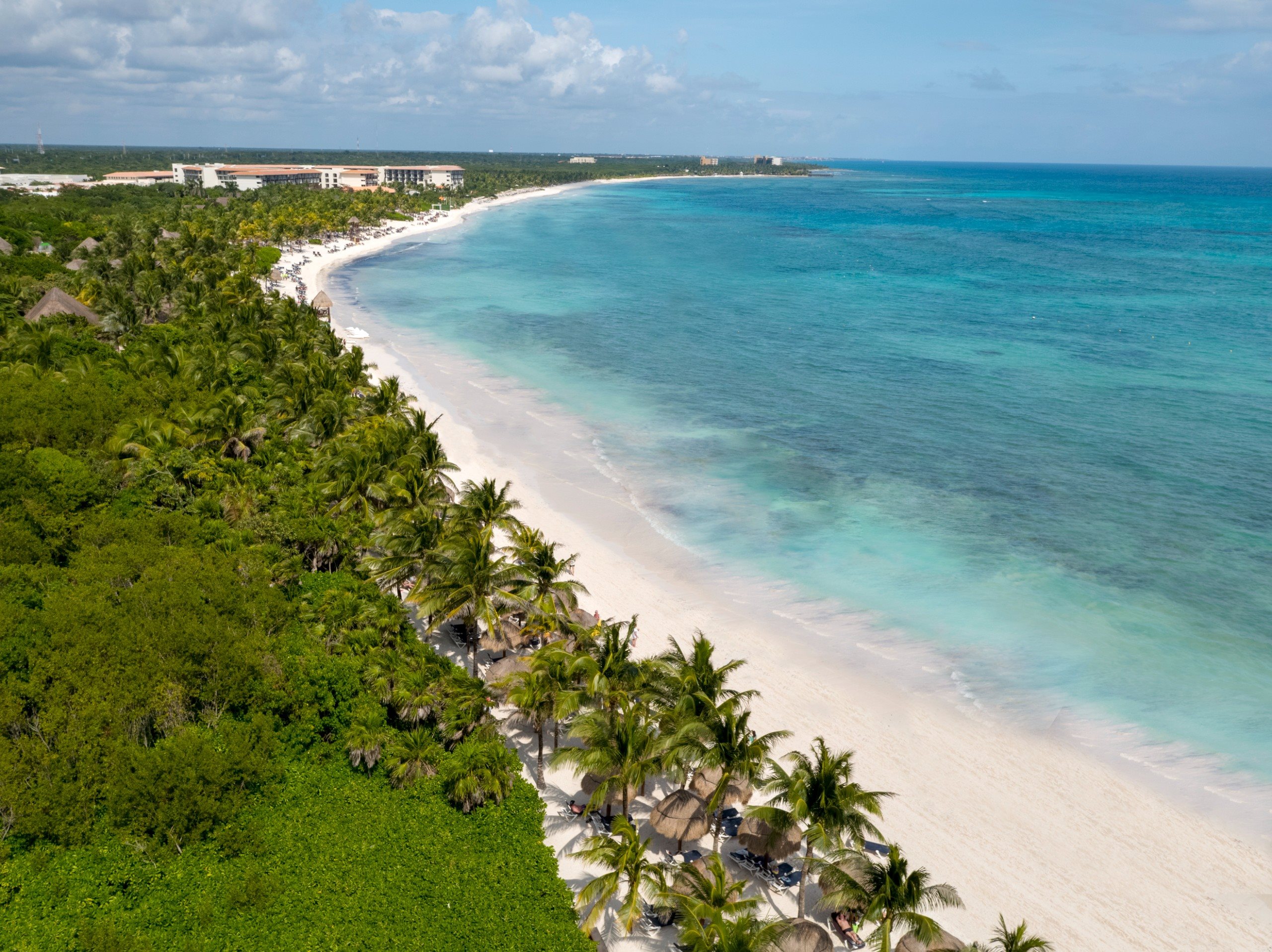 Os hóspedes também contam com acesso a uma piscina exclusiva e a uma área reservada na praia, ambas com serviço de concierge