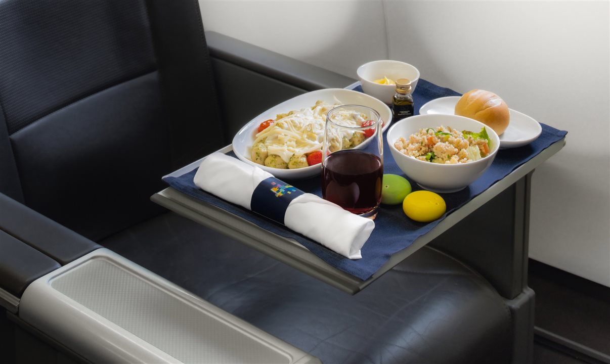 Além do conforto ampliado, os clientes da Azul Comfort contarão com embarque prioritário, acesso prioritário ao compartimento de bagagens da cabine, amenidades especiais e um serviço de bordo diferenciado, que inclui welcome drink e cardápio com refeições aprimoradas