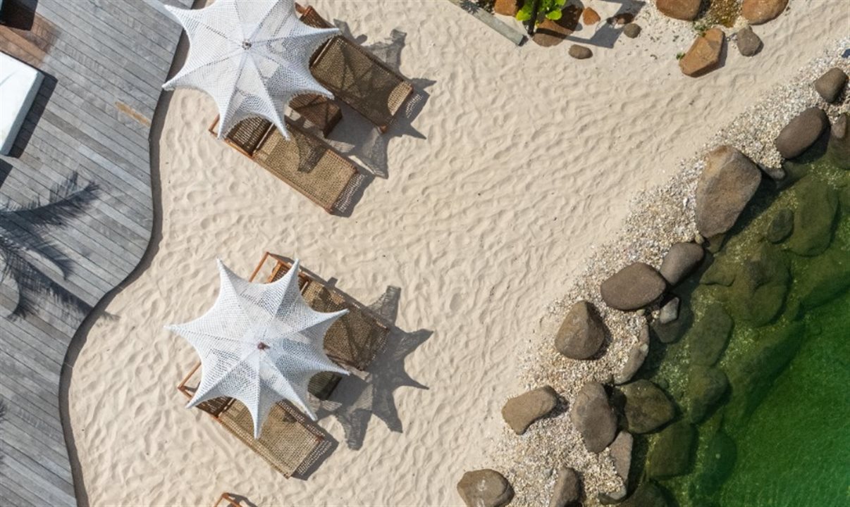 Piscina natural com fundo de areia e climatizada é o grande destaque do Villa Pantai Atins, pertencente ao Grupo Pantai