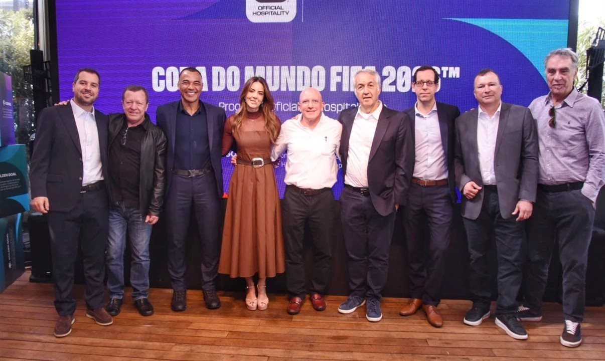 Paulo Castelo Branco, diretor de Negocios do Projeto Copa do Mundo da Golden Goal, Jarbas Correa Junior, da Agaxtur, Cafu, a jornalista Paloma Tocci, Aldo Leone, da Agaxtur, Sylvio Ferraz, da BeFly, Mauro Corrêa, socio- diretor da Golden Goal, Reginaldo Albuquerque, da Globalis, e José Zuquim, da Ambiental
