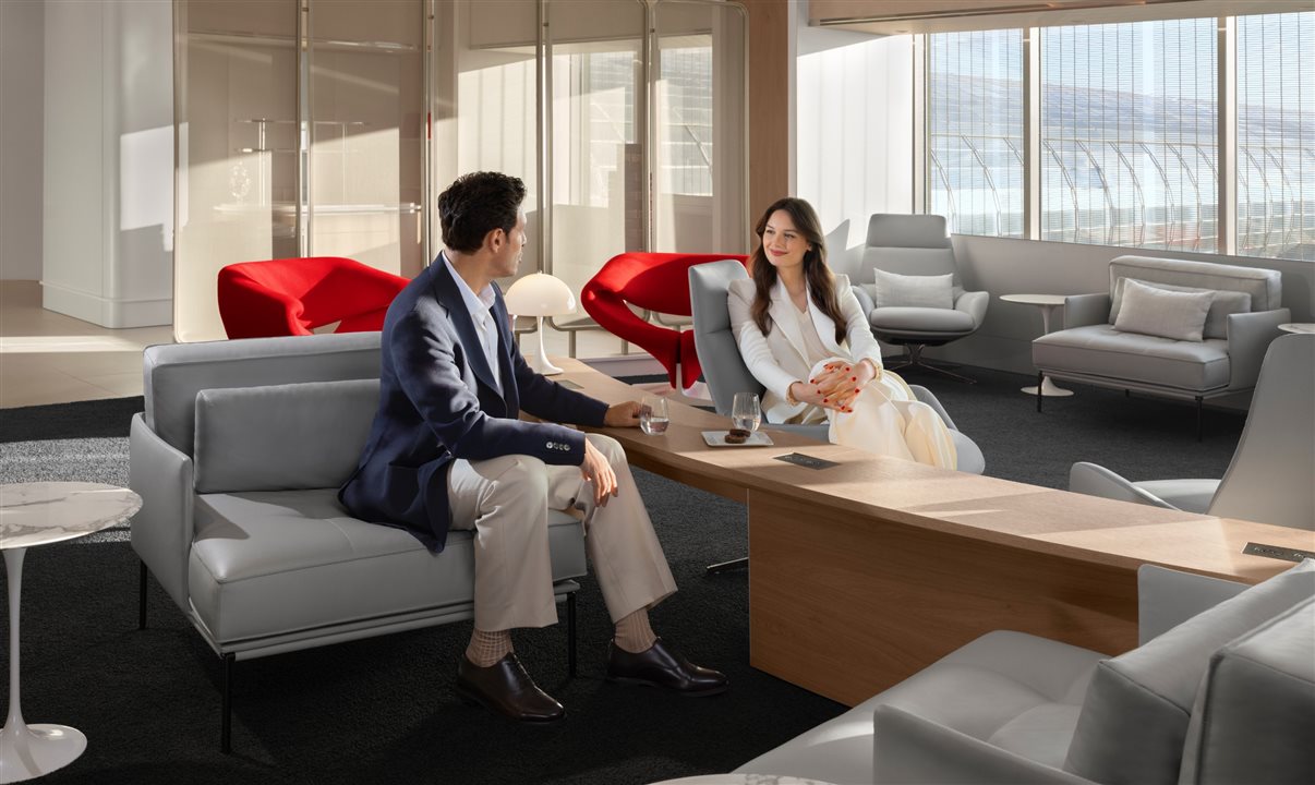 Localizado no Terminal 2E, o lounge La Première traduz a promessa de uma experiência exclusiva ao proporcionar aos clientes a mais bela definição de viagem desde a chegada ao aeroporto