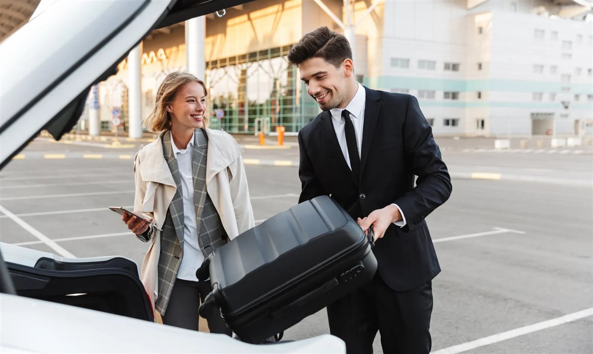 Carros privados, táxis e serviços de shuttle contribuem para a experiência da viagem