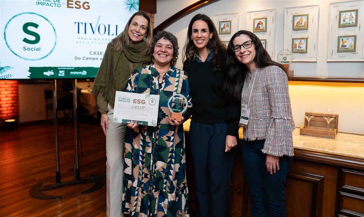 Projeto “Do Campo ao Prato”, do Tivoli Ecoresort Praia do Forte, foi o destaque da categoria Social. Na foto: Flávia Buiati, da AHI/Resorts Brasil, Carolina Soares, do Tivoli Ecoresort Praia do Forte, Juliana Salles, da Resorts Brasil, e Izabel Reigada, do Sindepat