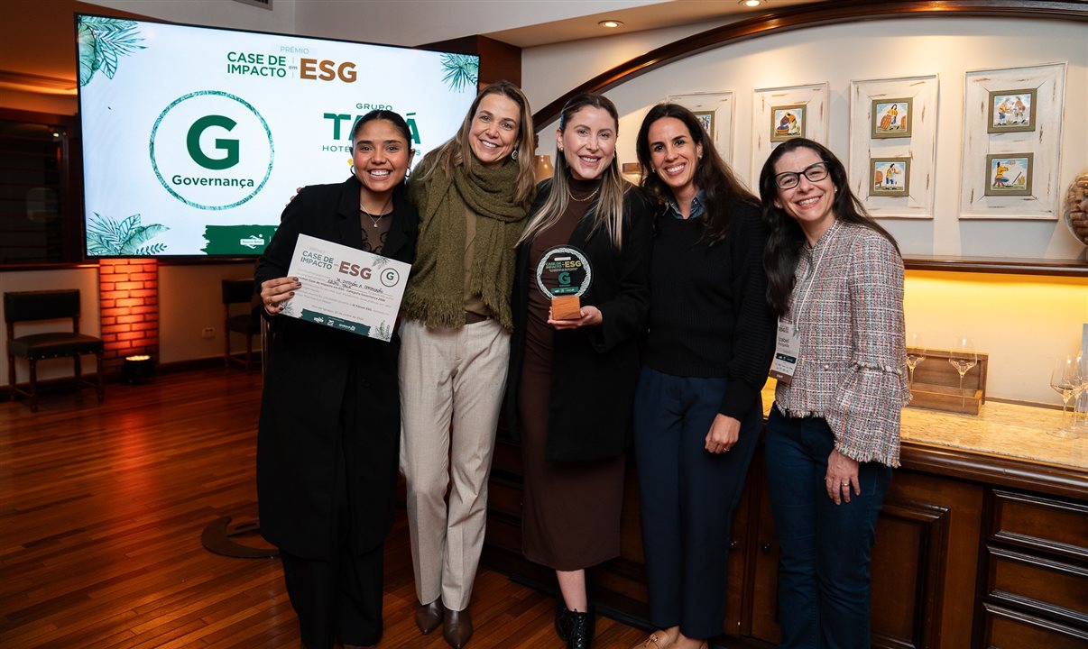 Jornada pela Certificação B, do Grupo Tauá, foi o destaque da categoria Governança. Na foto: Fernanda Louback, do Tauá, Flávia Buiati, da AHI/Resorts Brasil, Isis Batista, do Tauá, Juliana Salles, da Resorts Brasil, e Izabel Reigada, do Sindepat