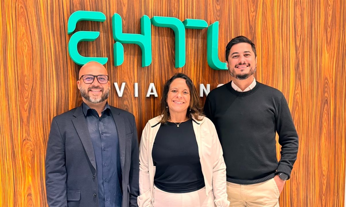 Simone Ricio, diretora comercial da EHTL, entre Thiago Benatti e Breno Baeta