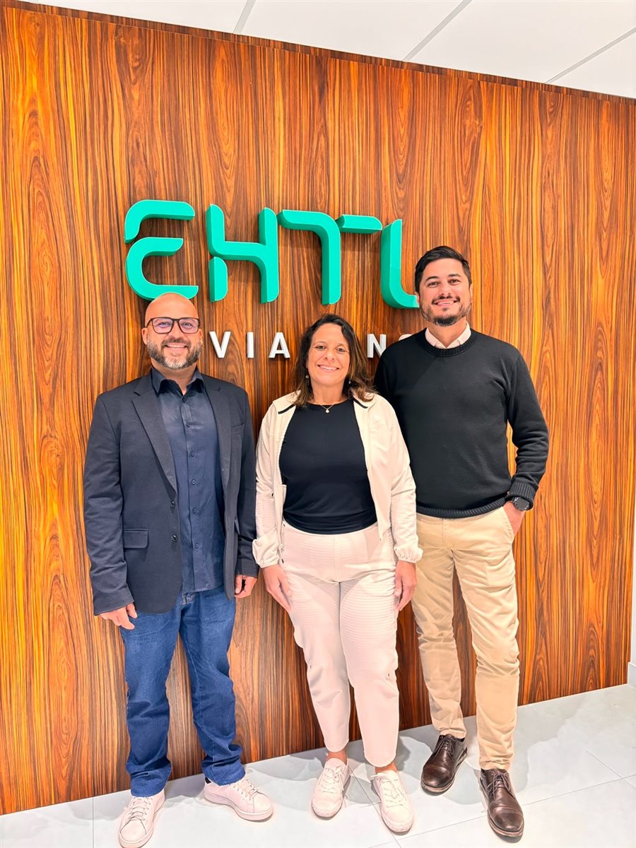 Simone Ricio, diretora comercial da EHTL, entre Thiago Benatti e Breno Baeta, novos gerentes regionais de Lazer da operadora para São Paulo e Minas Gerais, respectivamente