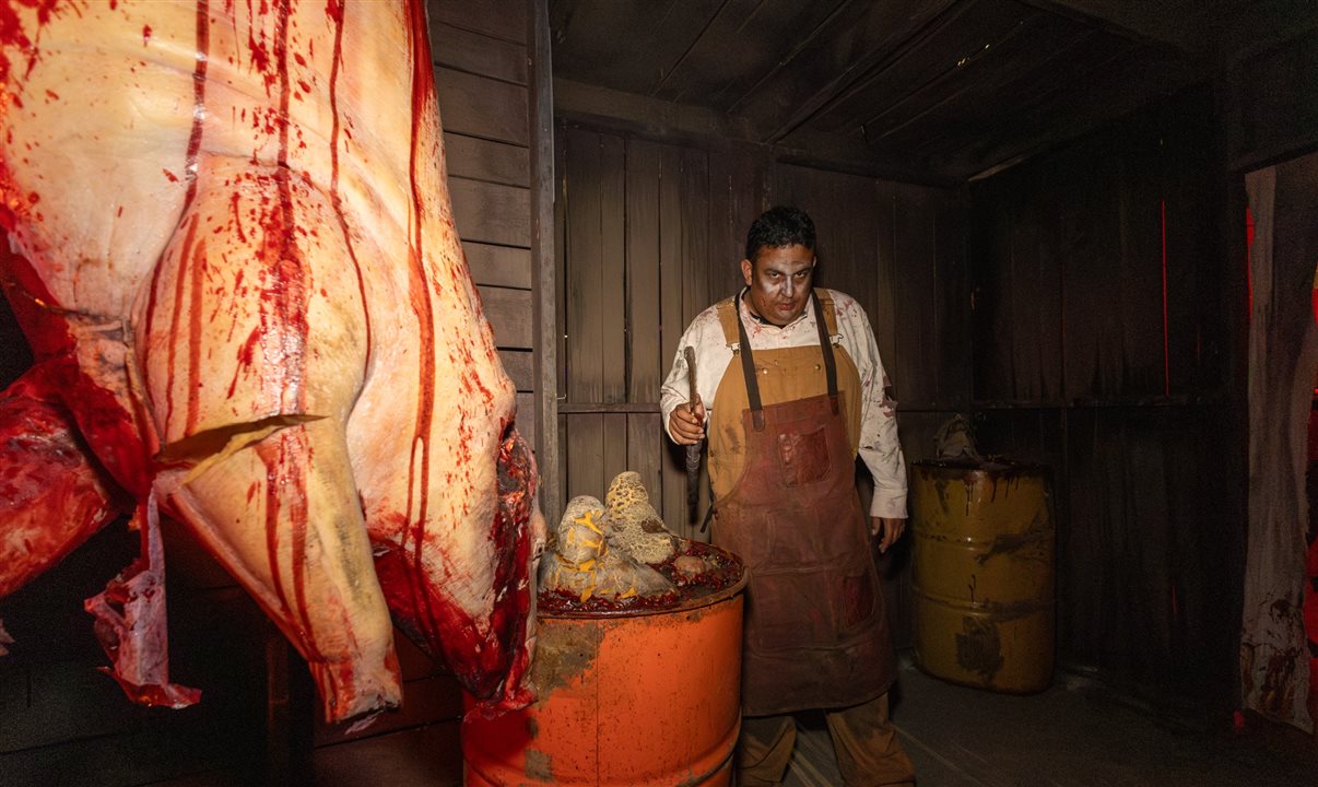 Simon, o Açougueiro, conduz um passeio por uma fábrica de carnes