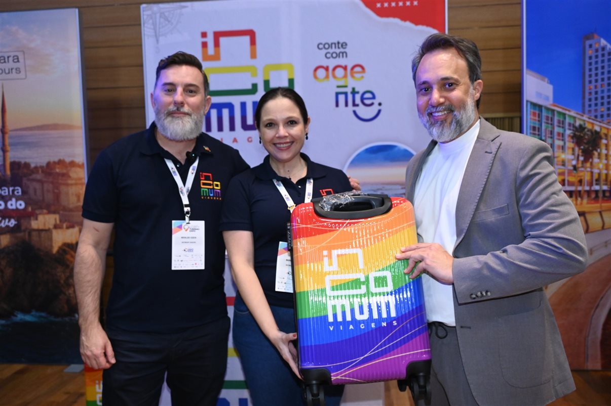 Nivaldo Egeia e Marilia Melo, da Incomum, com Alex Bernardes, da LGBT+ Turismo Expo