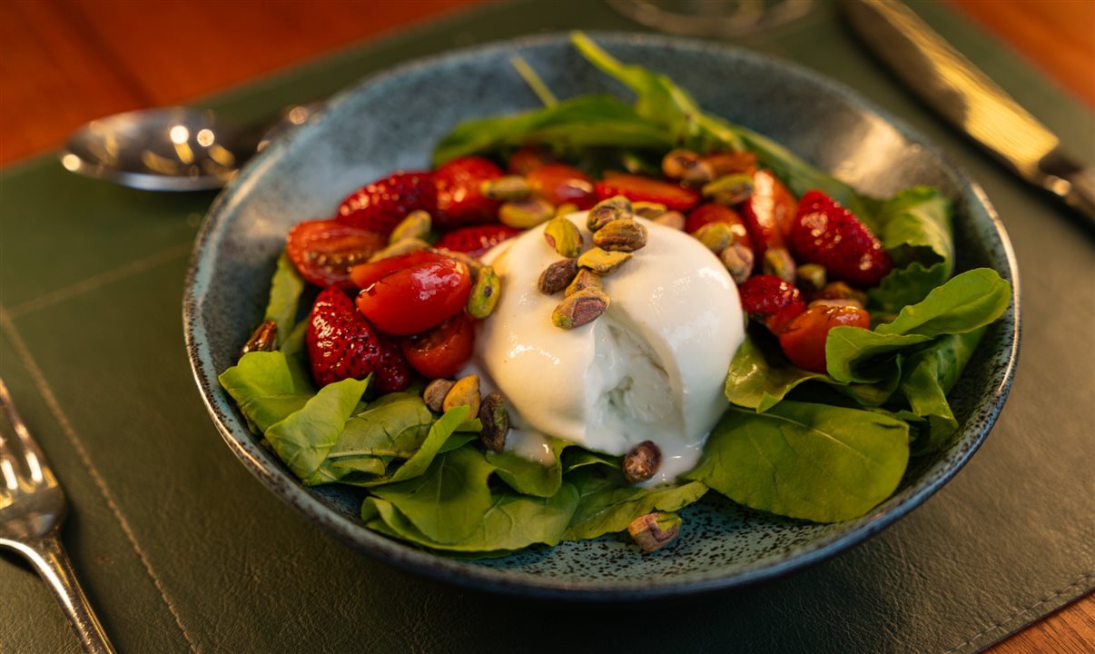 Outro movimento observado é a criação de eventos gastronômicos recorrentes, que transformam os restaurantes dos hotéis em pontos de encontro para hóspedes e moradores.