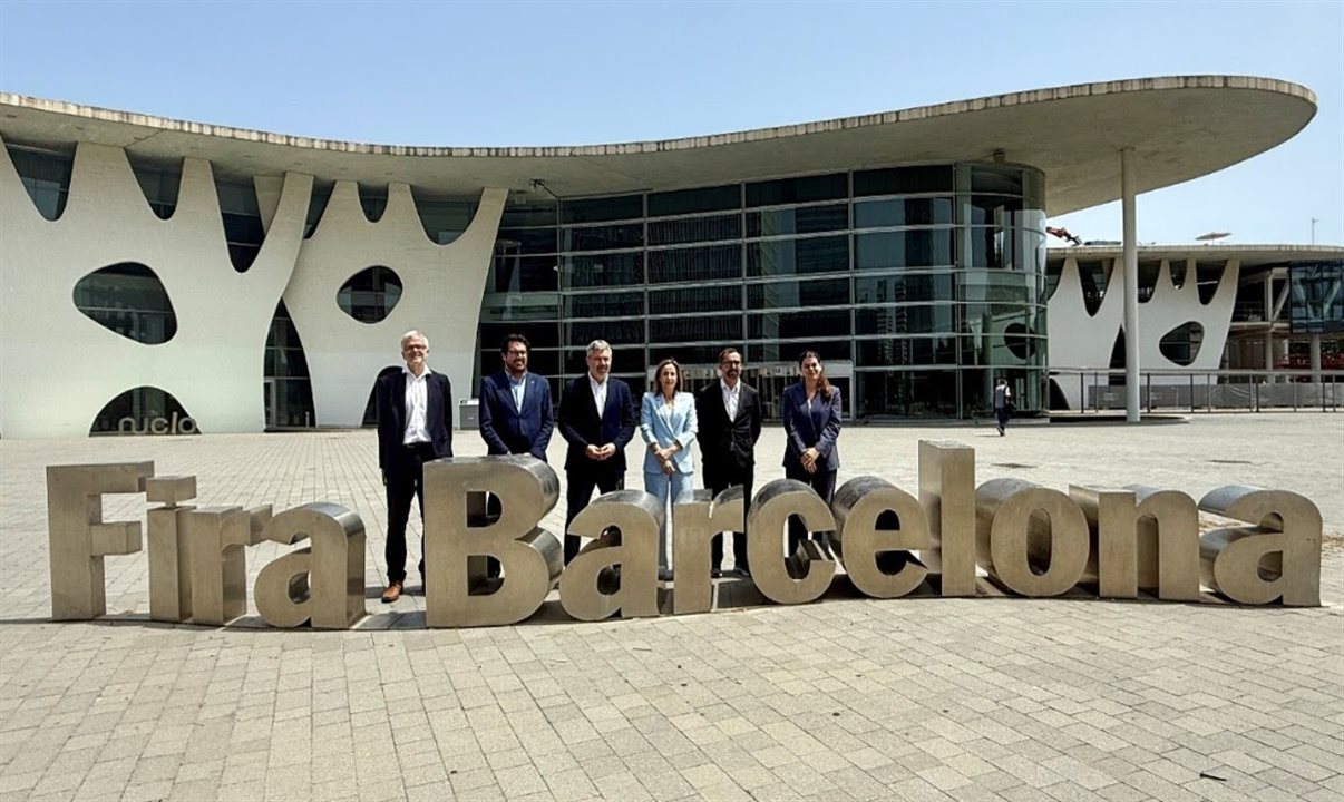 Diretor de Aeroportos da Catalunha, Jordi Candela; secretário de Negócios e Competitividade, Jaume Baró; vice-presidente de Eventos de Transporte Aéreo Informa, Steven Small; diretora do Aeroporto Josep Tarradellas Barcelona-El Prat, Eva Valenzuela; gerente de Promoção Econômica da Câmara Municipal de Barcelona, ??Miquel Rodriguez; diretora do Conselho de Turismo Catalão, Arantxa Calvera