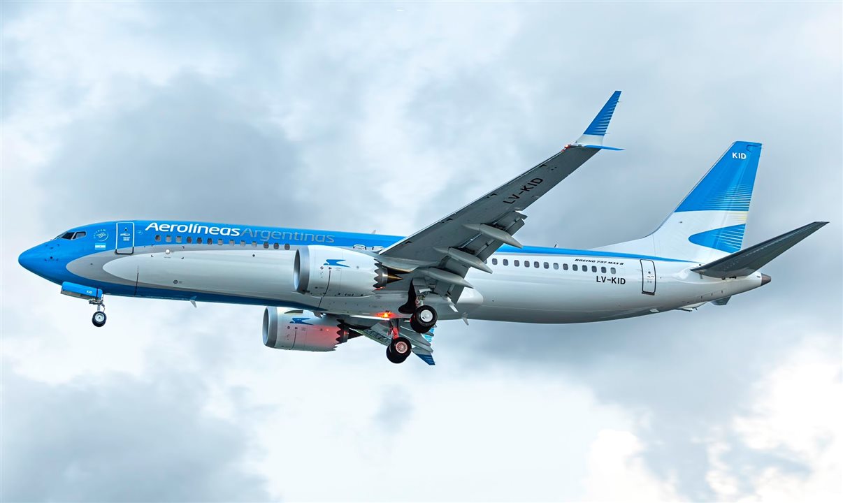 As primeiras aeronaves começarão a integrar a frota da Aerolíneas a partir do primeiro trimestre de 2027, com a chegada de um novo Boeing 737 Max 8