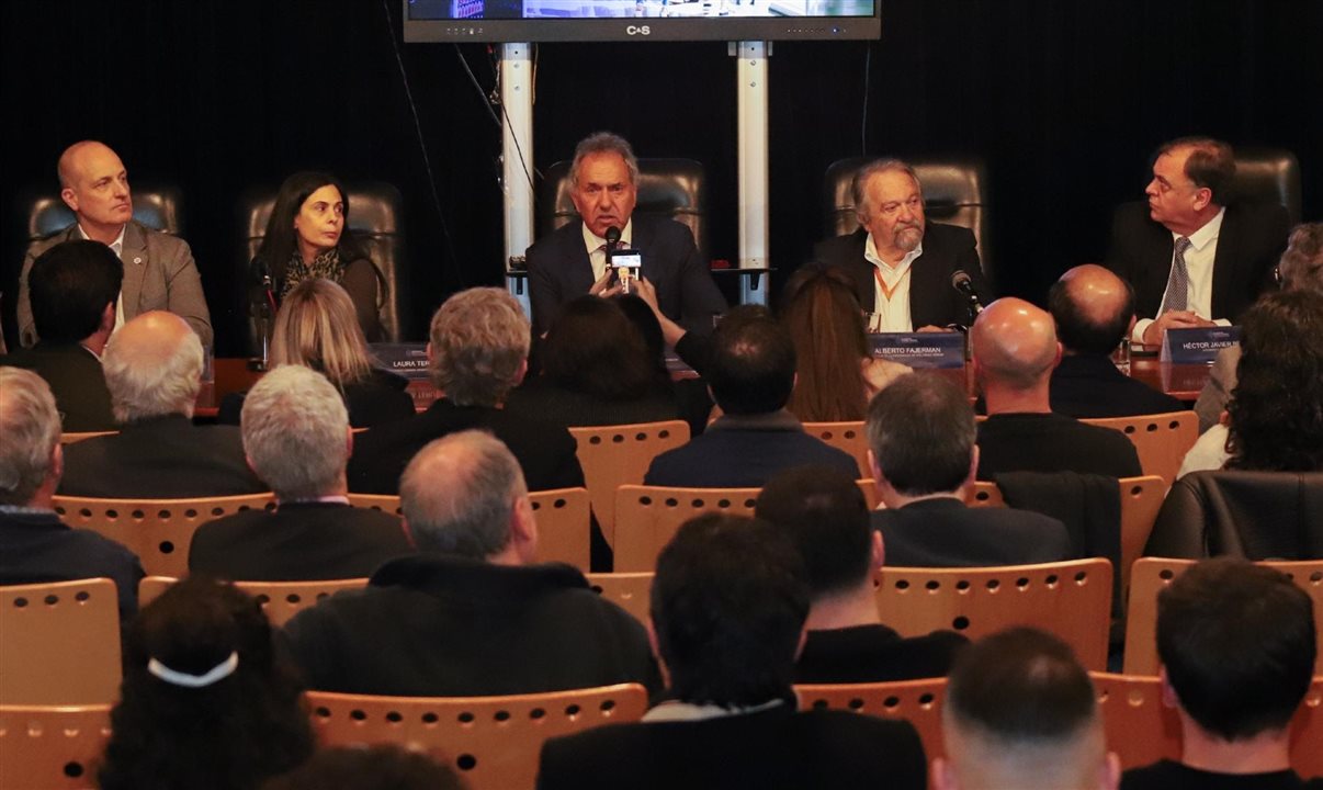 Dante Querciali, presidente do Instituto Fueguino de Turismo, de Ushuaia; Laura Teruel, presidente da Câmara Argentina de Turismo; Daniel Scioli, secretário de Turismo, Meio Ambiente e Esportes da Argentina; Alberto Fajerman, conselheiro da Presidência da Gol; e Javier Belloni, prefeito de El Calafate