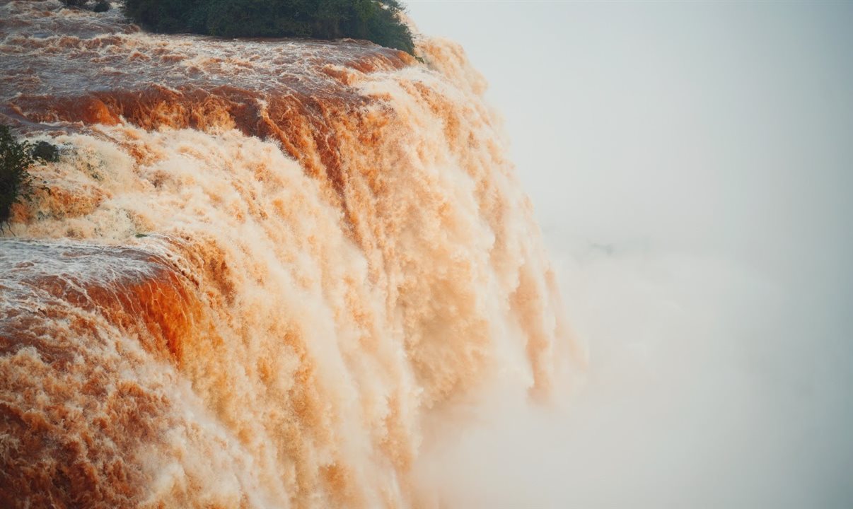 Aumento da vazão é resultado das chuvas na bacia do Rio Iguaçu, que corta o Estado do Paraná, na última semana