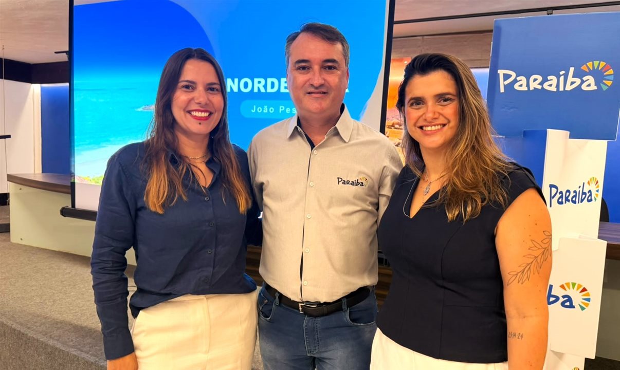 Ferdinando de Lucena, da PBTur, entre Fernanda Paranhos e Giulliana Mesquita, da Azul Viagens