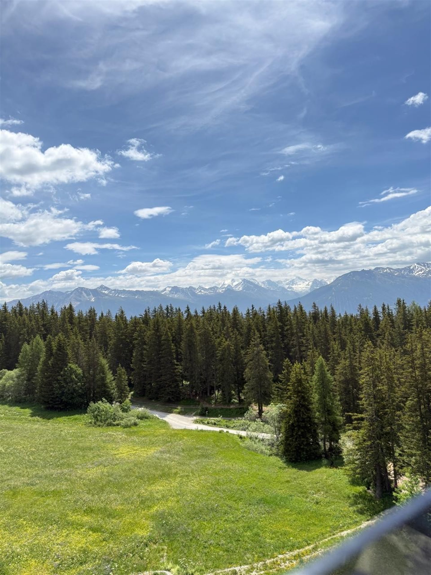 Subindo a montanha em Crans-Montana - no inverno, tudo isso fica branco coberto de neve