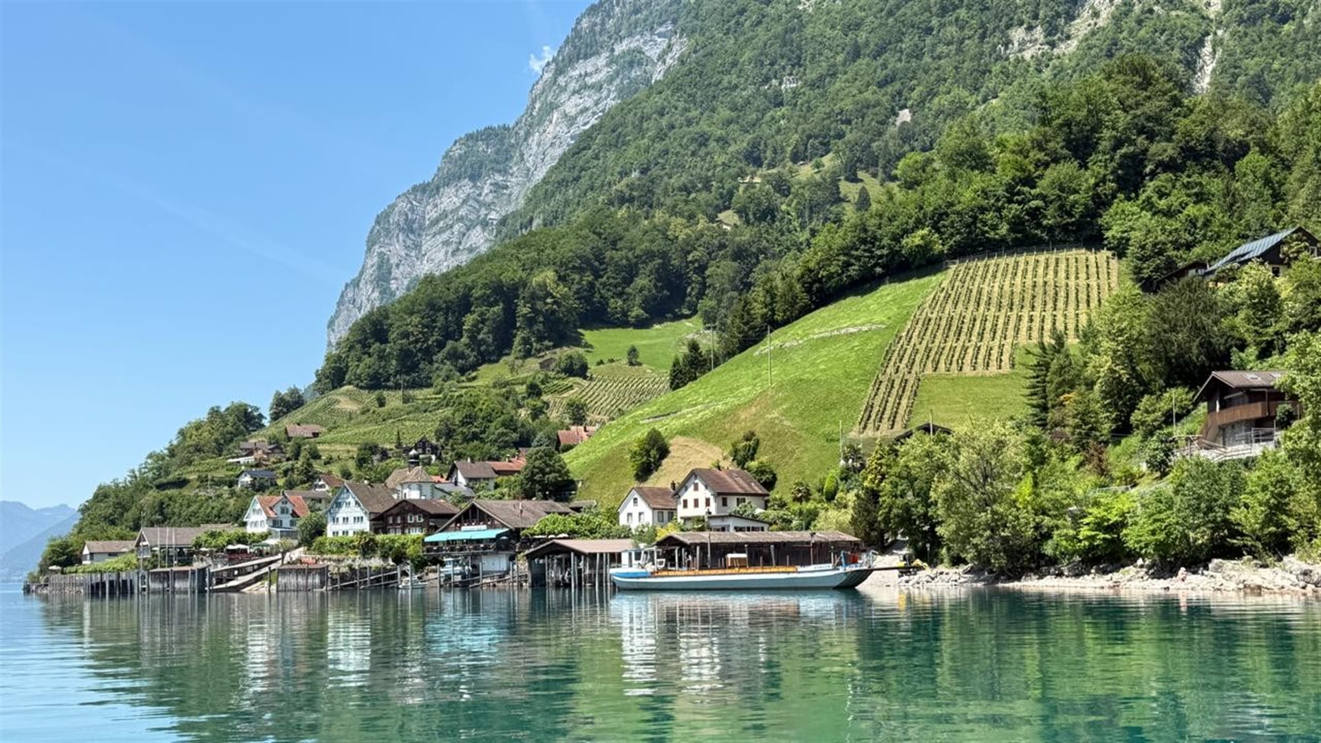 Paisagem no ver&atilde;o su&iacute;&ccedil;o privilegia a natureza entre lagos e montanhas cobertas de verde