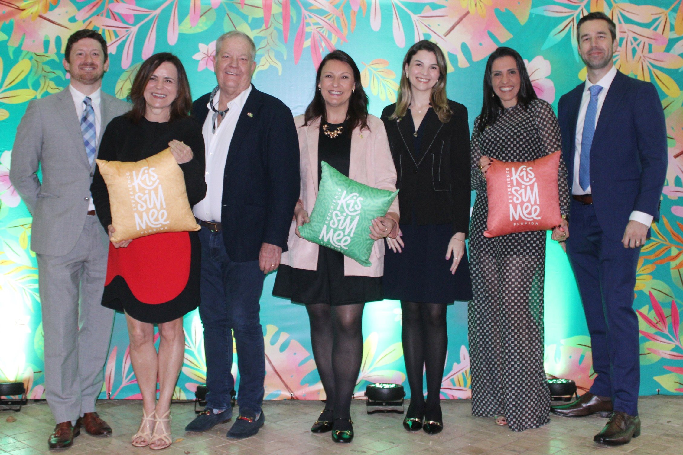 Nathan Traurig, do Consulado dos EUA, Anna Donato, DT Minich e Dinah Policarpo, de Kissimmee, Emanuelle de Nadal, do Consulado dos EUA, Marjori Schroeder, de Kissimmee, e Michael Godley, do Consulado dos EUA