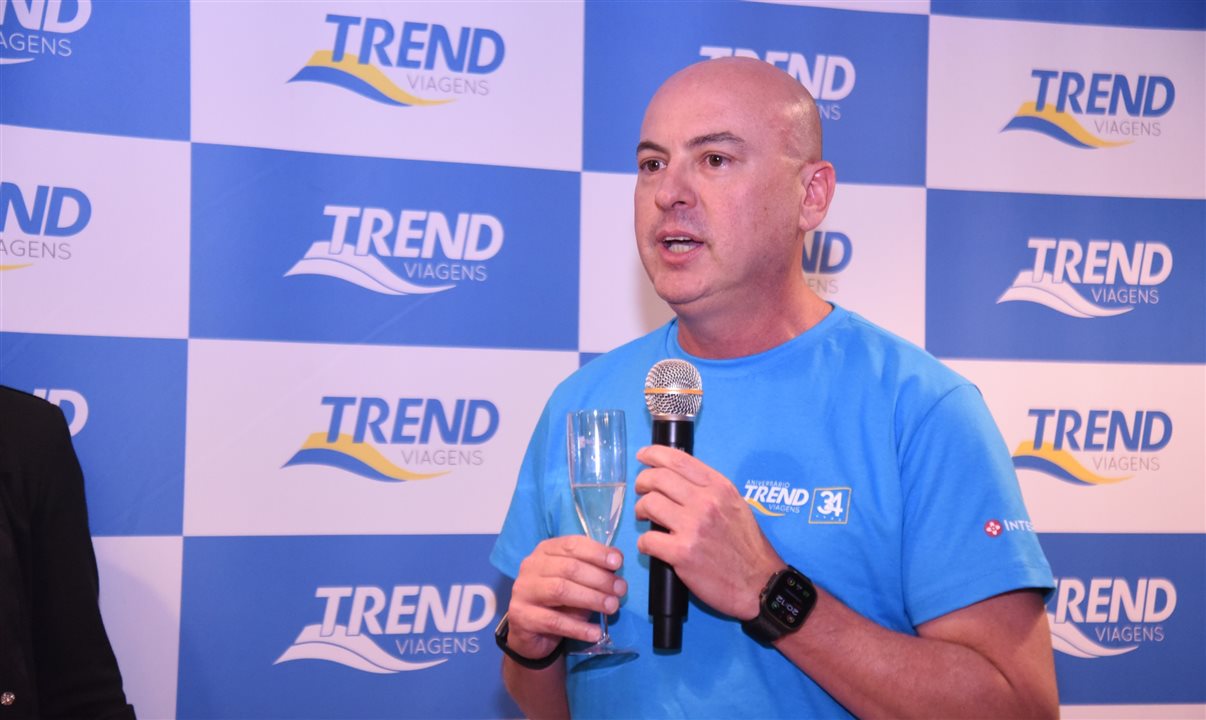 Fabio Mader discursa para os convidados