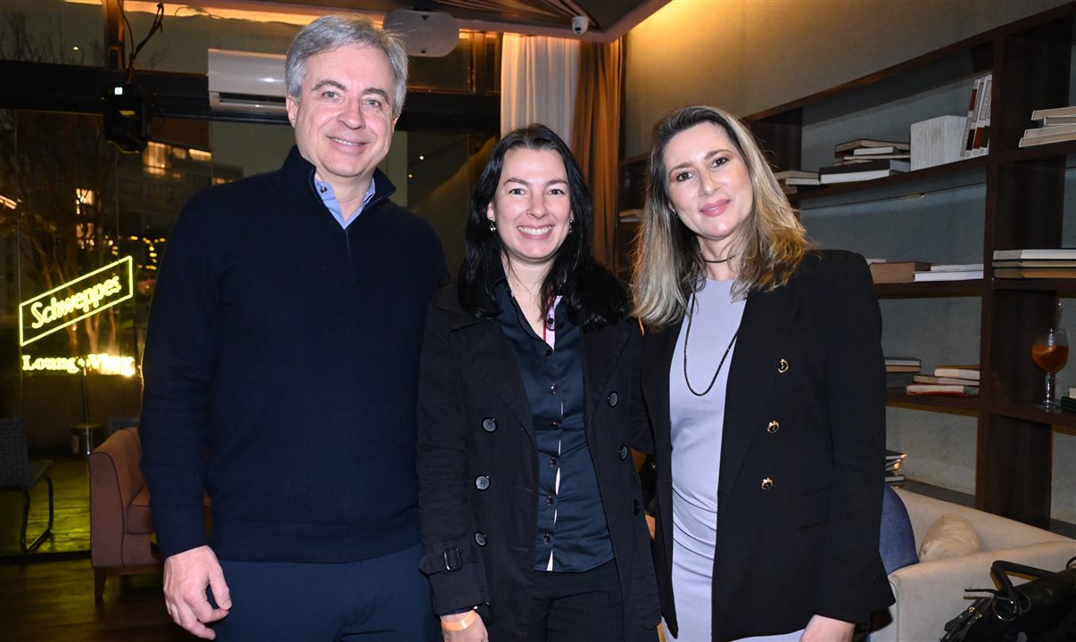 Luciana Granado, da Gol, entre Paulo Rezende e Aline Pontes, da Amadeus