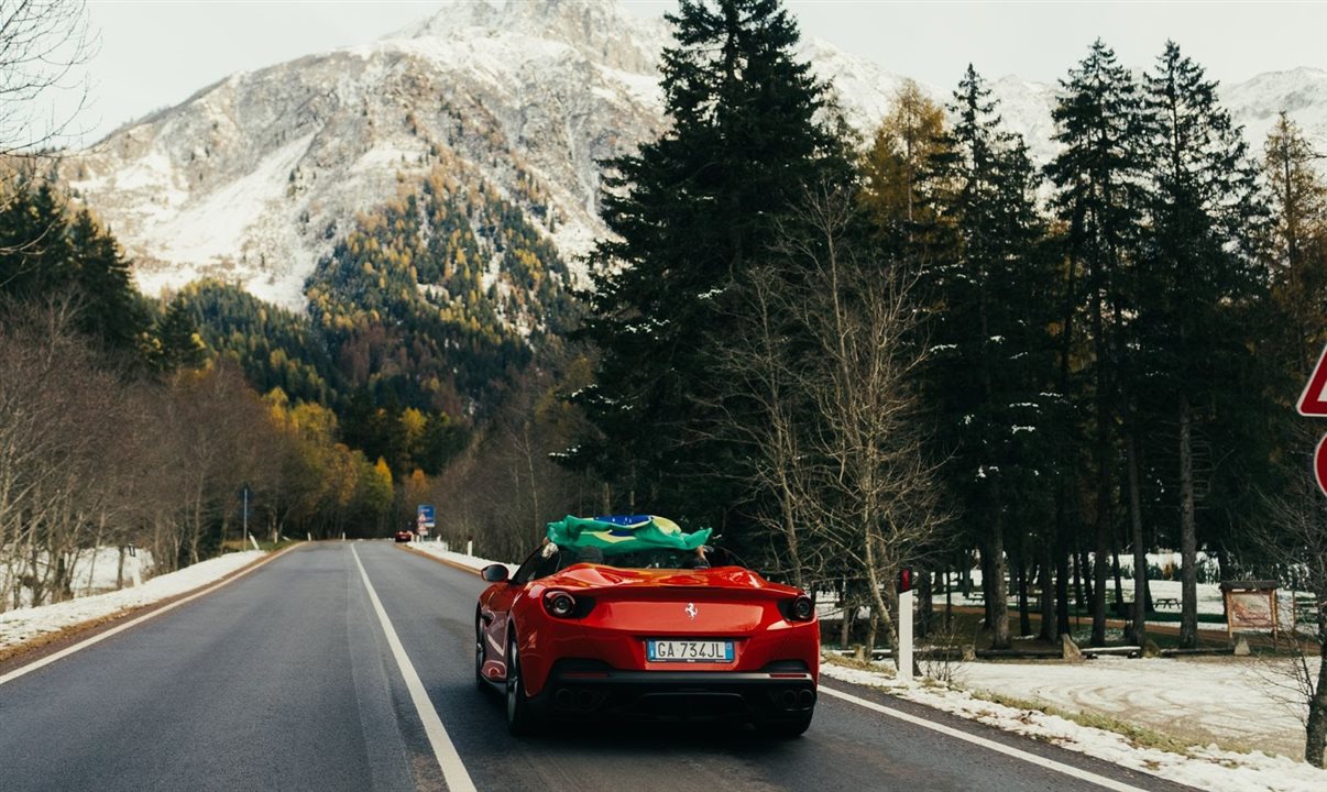 Voltada para pequenos grupos, a experiência reúne visitas ligadas ao universo Ferrari, passagens por autódromos, road trips, gastronomia, vinhos e hospedagem em hotéis selecionados