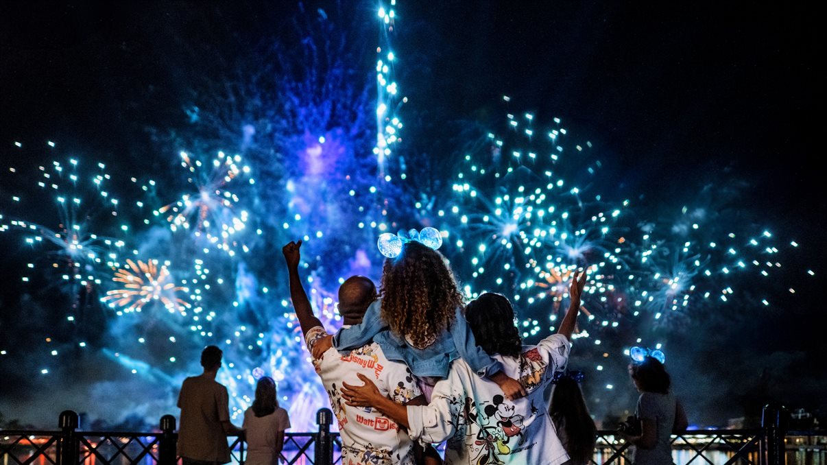 Para quem planeja se hospedar no complexo, o Walt Disney World oferece desconto de até 30% em quartos selecionados dos Disney Resorts entre 30 de julho e 3 de outubro de 2026
