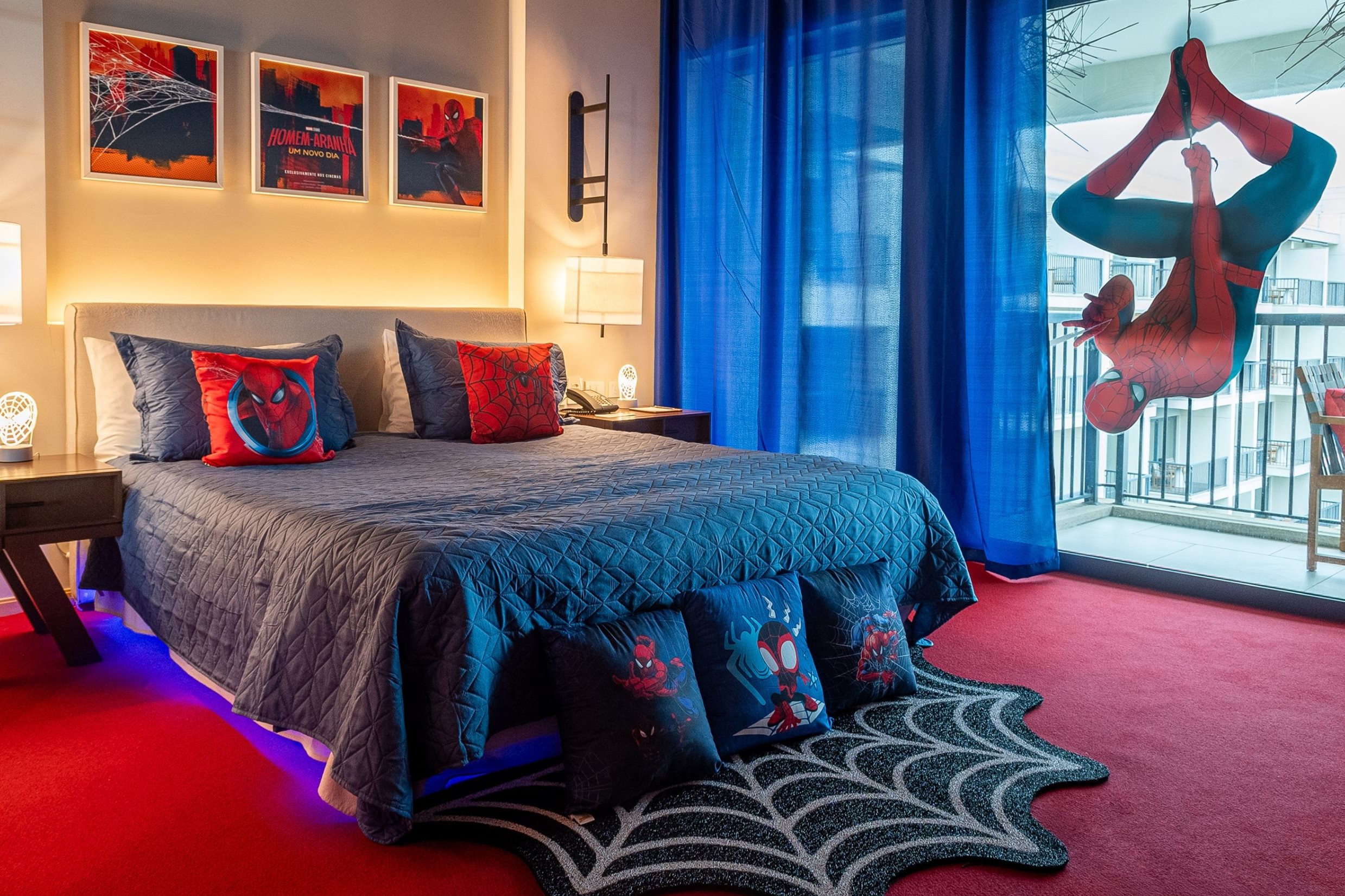 Quarto temático do Homem-Aranha com vista para o mar