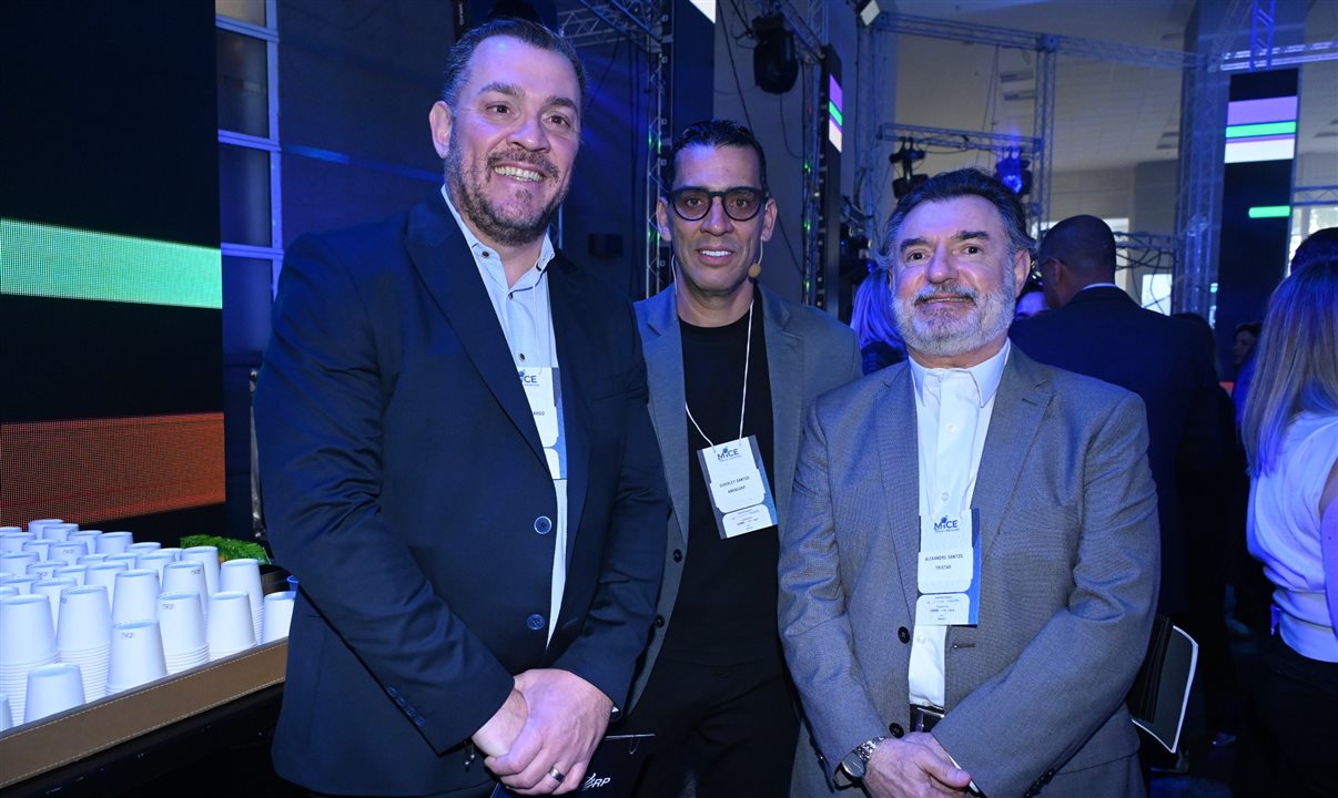 Douglas Camargo, Siderley Santos, da Abracorp, e Alexandre Santos, da Tristar Turismo