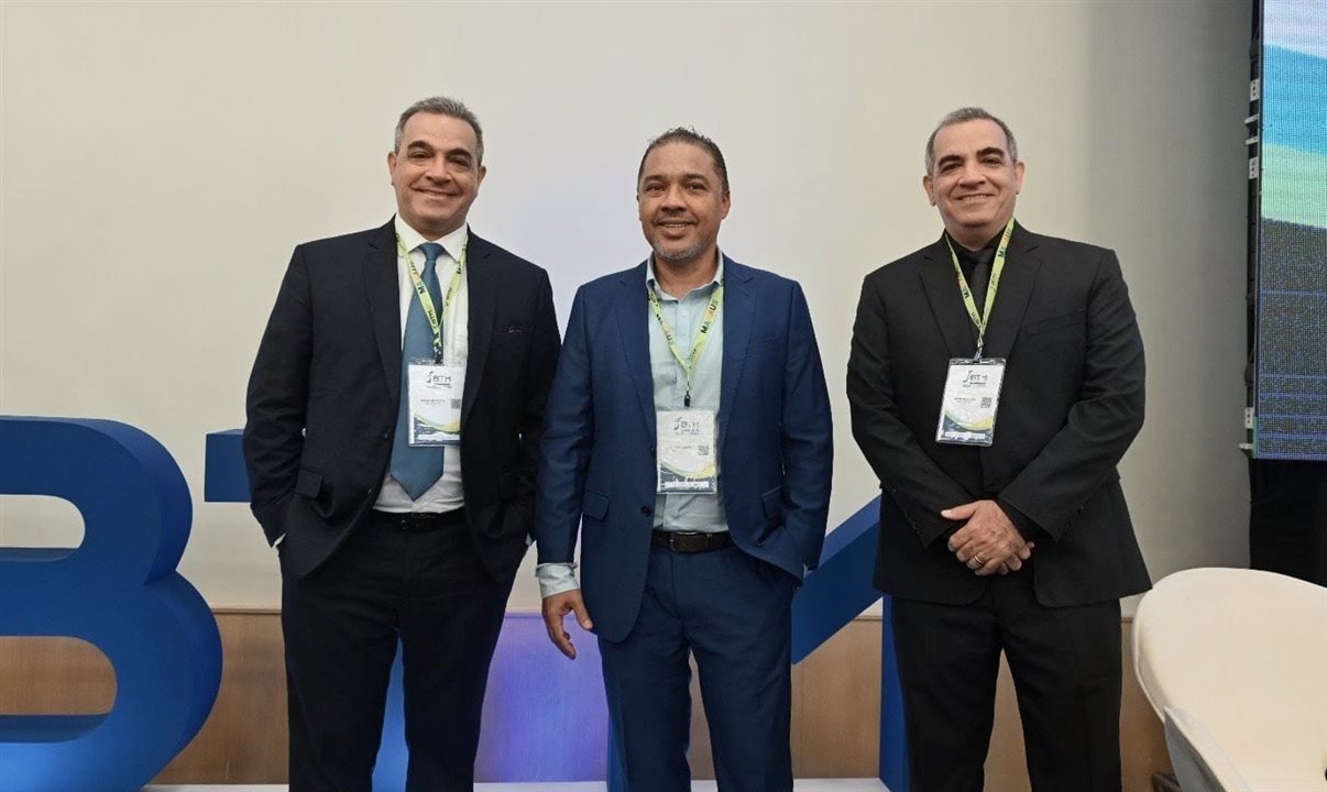 Claudio Junior entre Breno e Bruno Mesquita