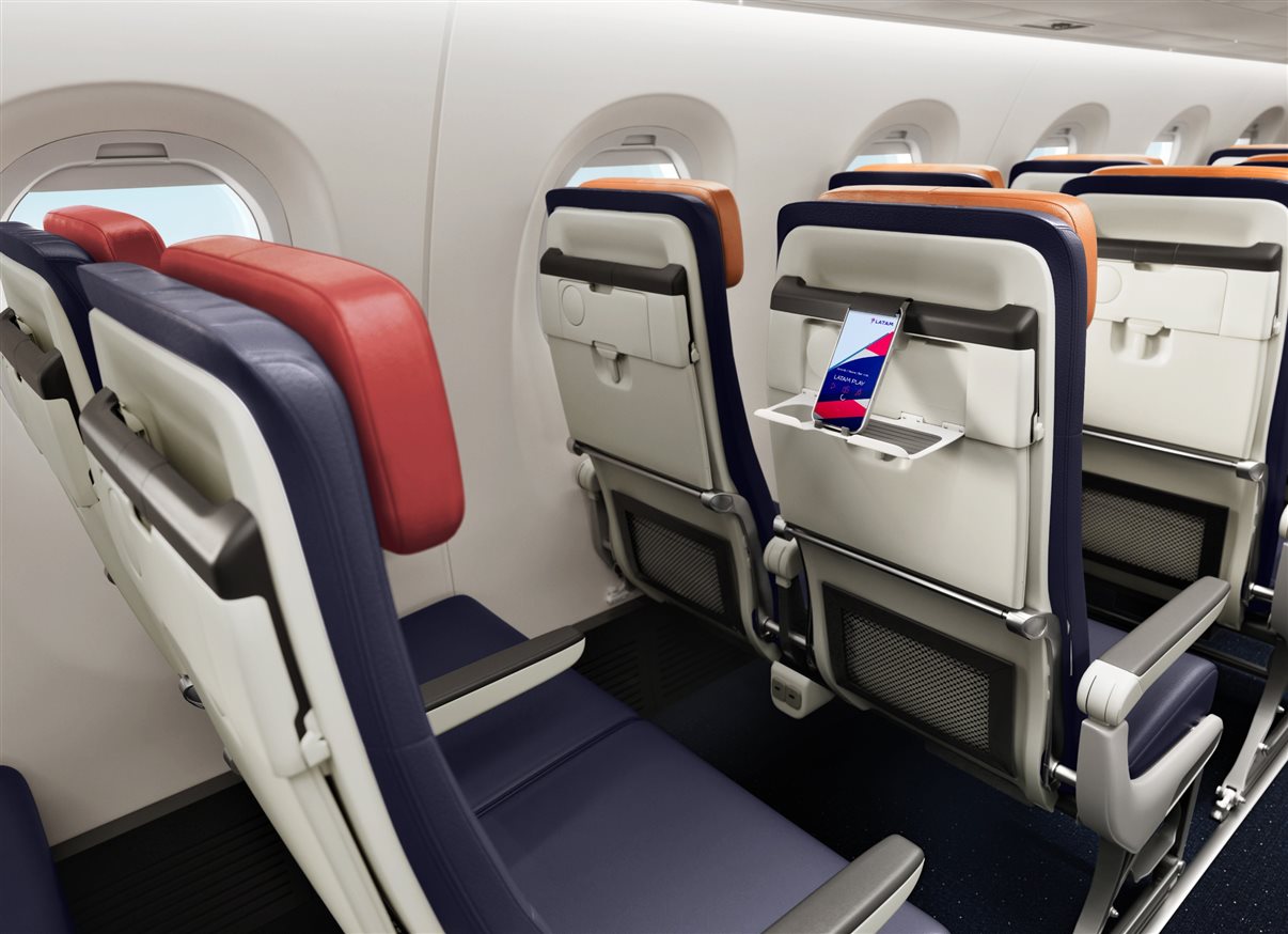 Detalhe dos compartimentos em frente a cada assento da Economy da Latam